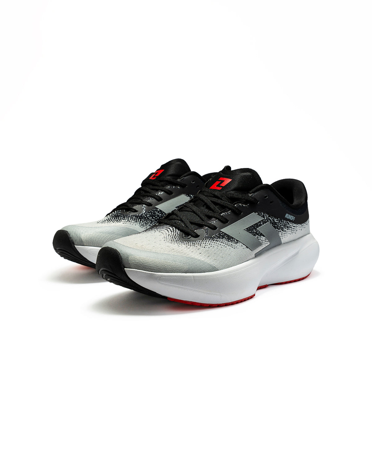 Tenis de running RunOff Orvit color gris con detalles en negro para hombre vista frontal par completo.