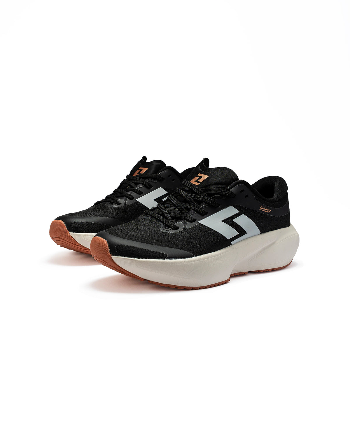 Tenis de running RunOff Orvit color negro con detalles en blanco y ocre para mujer vista frontal par completo.