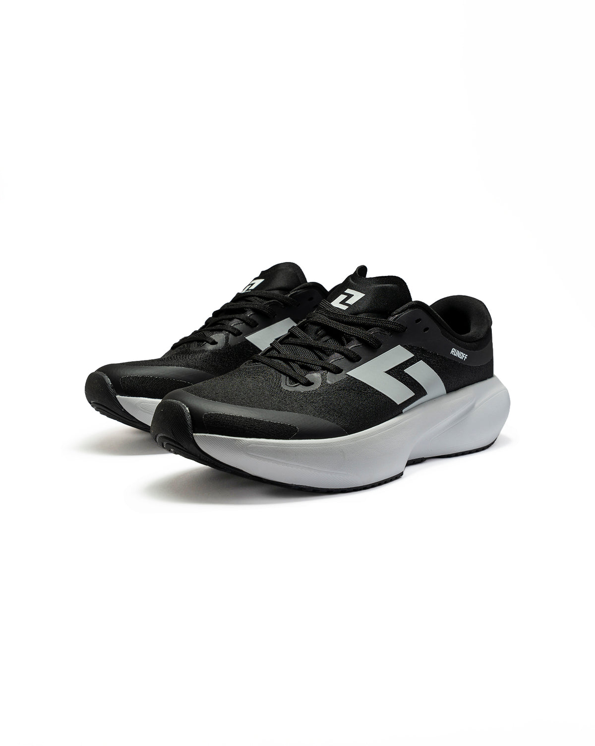 Tenis de running RunOff Orvit color negro con detalles en blanco para mujer vista frontal par completo.