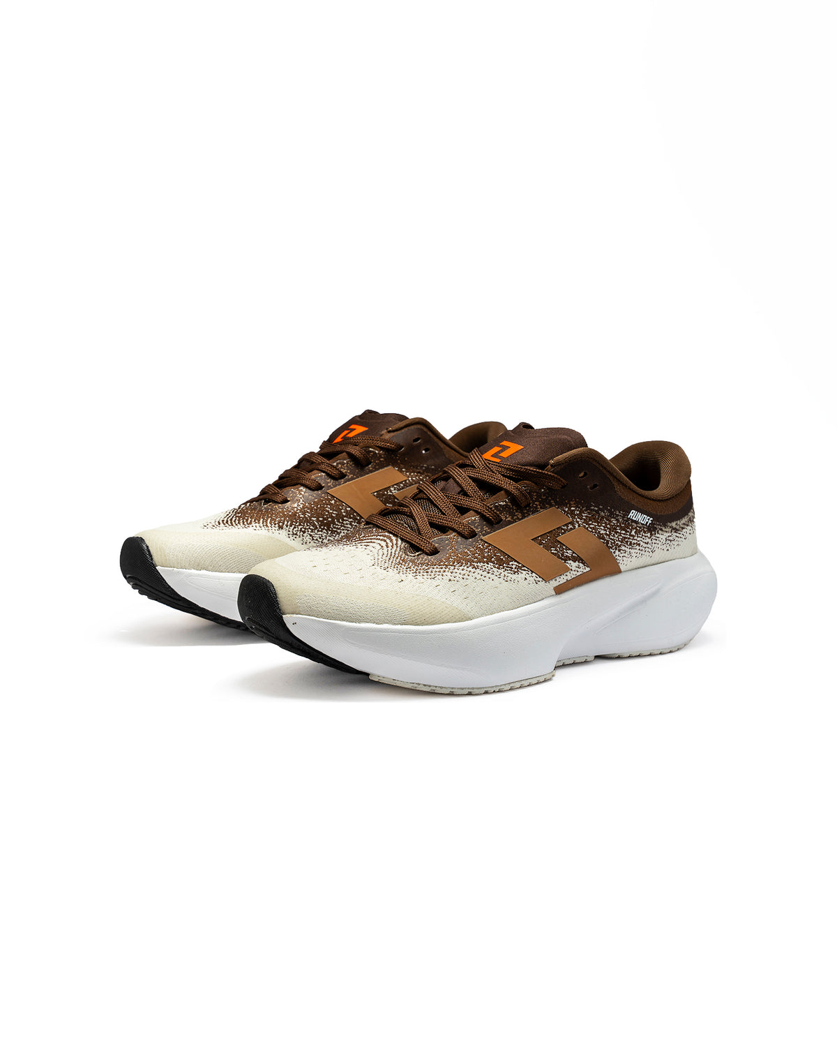 Tenis de running RunOff Orvit color marron con detalles en crema para mujer vista frontal par completo.