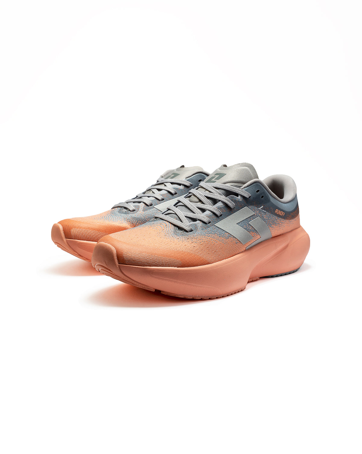 Tenis de running RunOff Orvit color coral con detalles en gris para hombre vista frontal par completo.