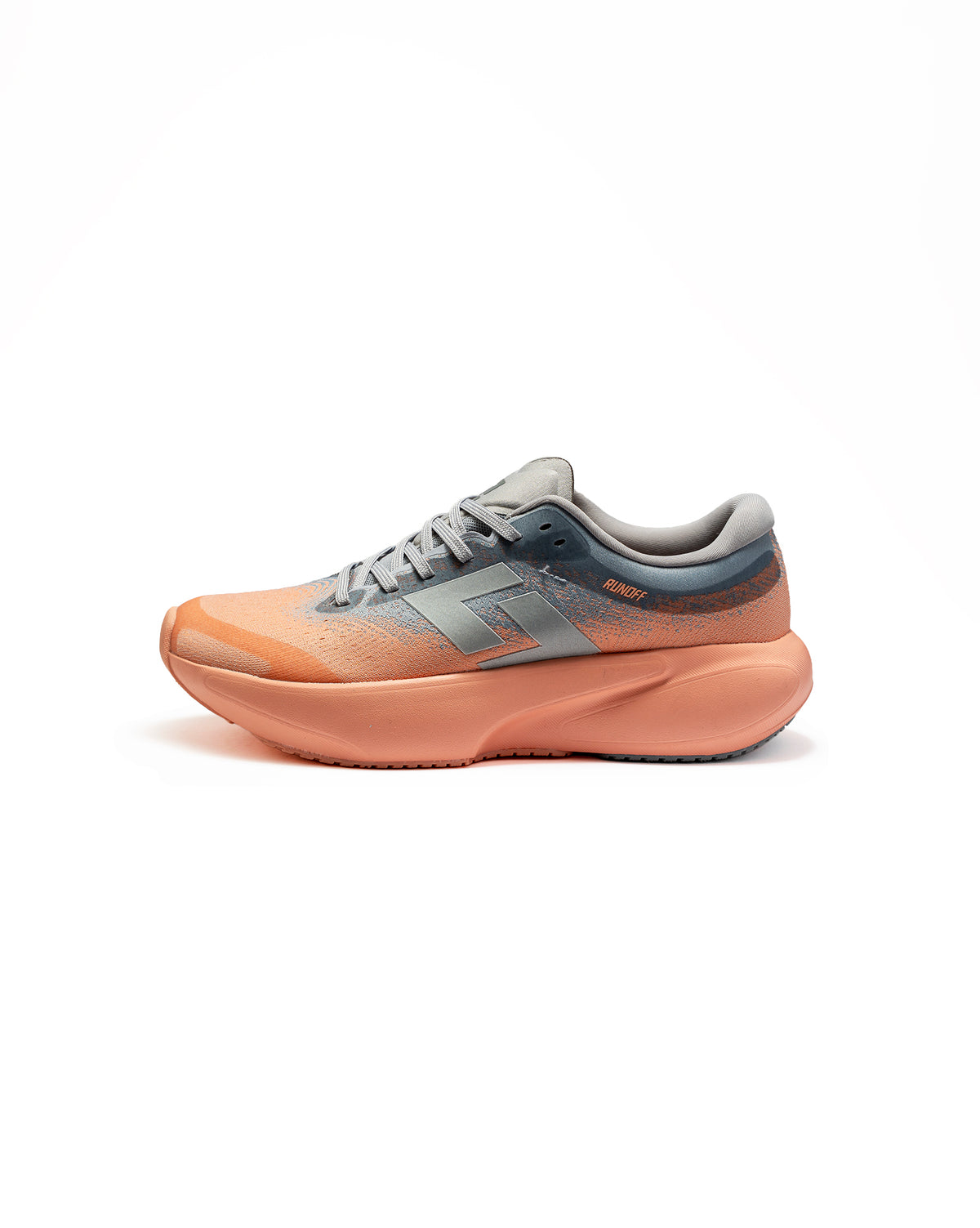 Zapatillas de running Orvit coral y gris RunOff vista de perfil y acabados premium.