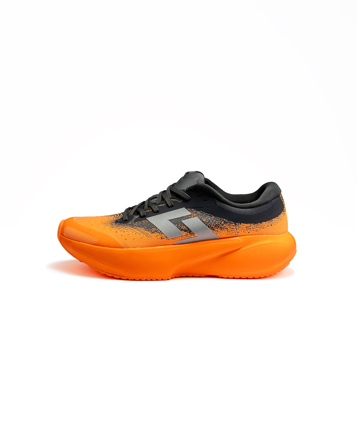 Zapatillas de running Orvit naranja y gris RunOff vista de perfil y acabados premium.