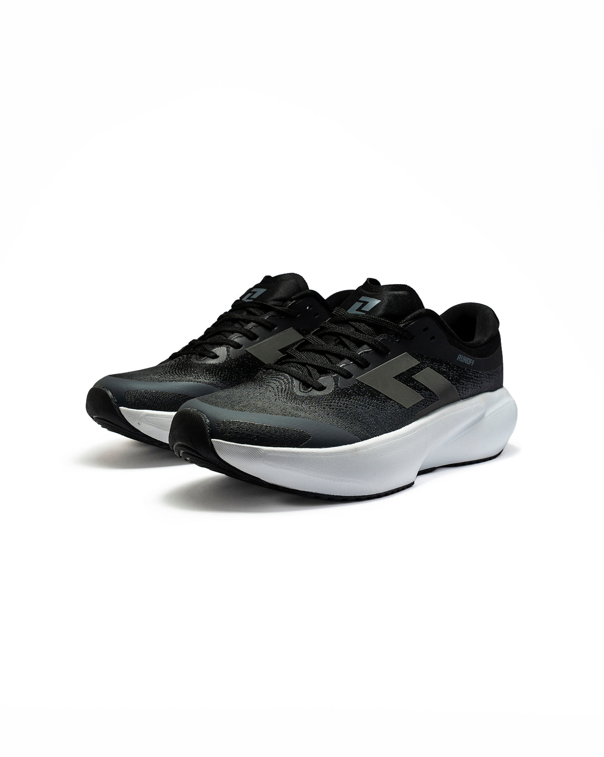 Tenis de running RunOff Orvit color negro  con detalles en gris para hombre vista frontal par completo.