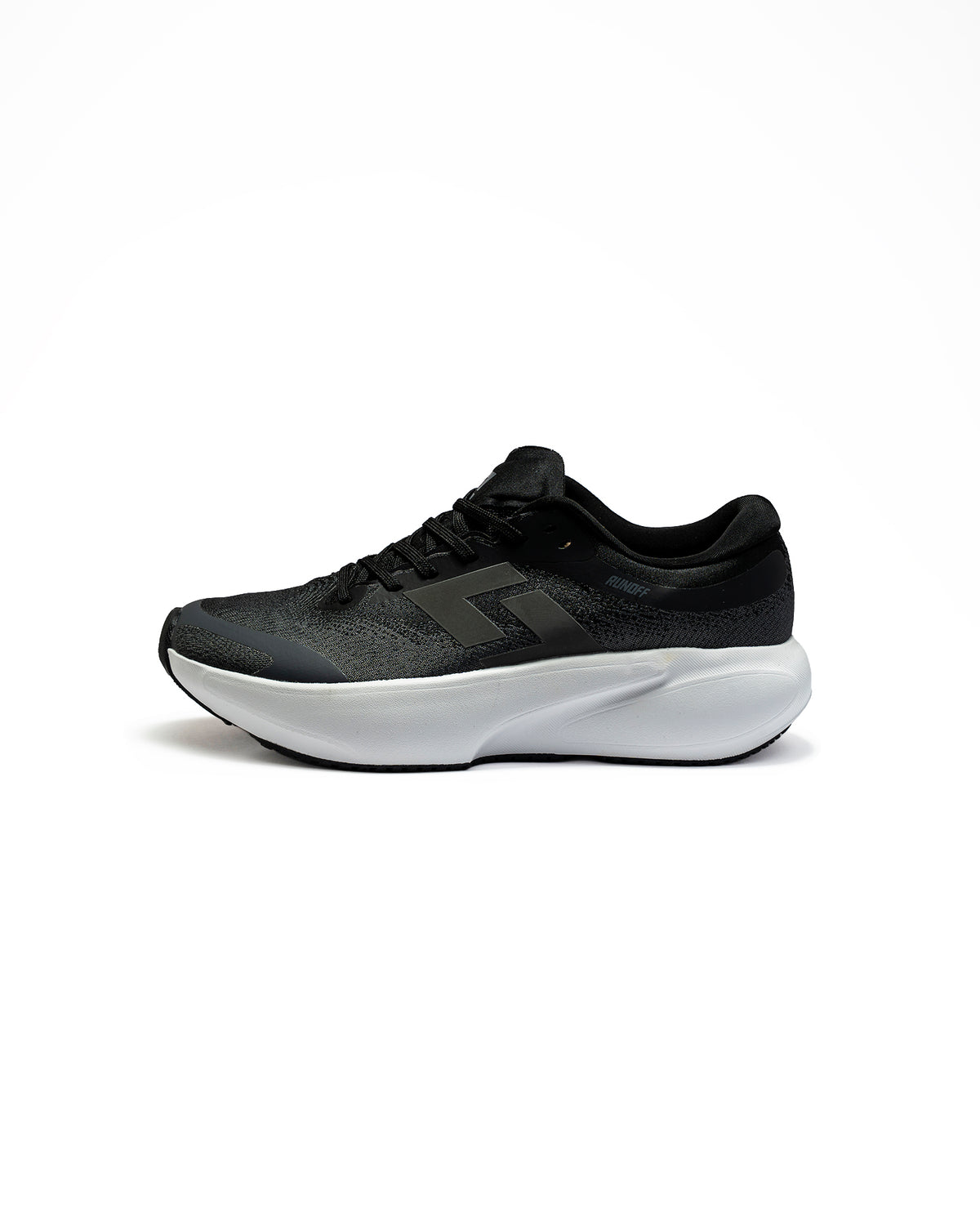 Zapatillas de running Orvit negro y gris RunOff vista de perfil y acabados premium.