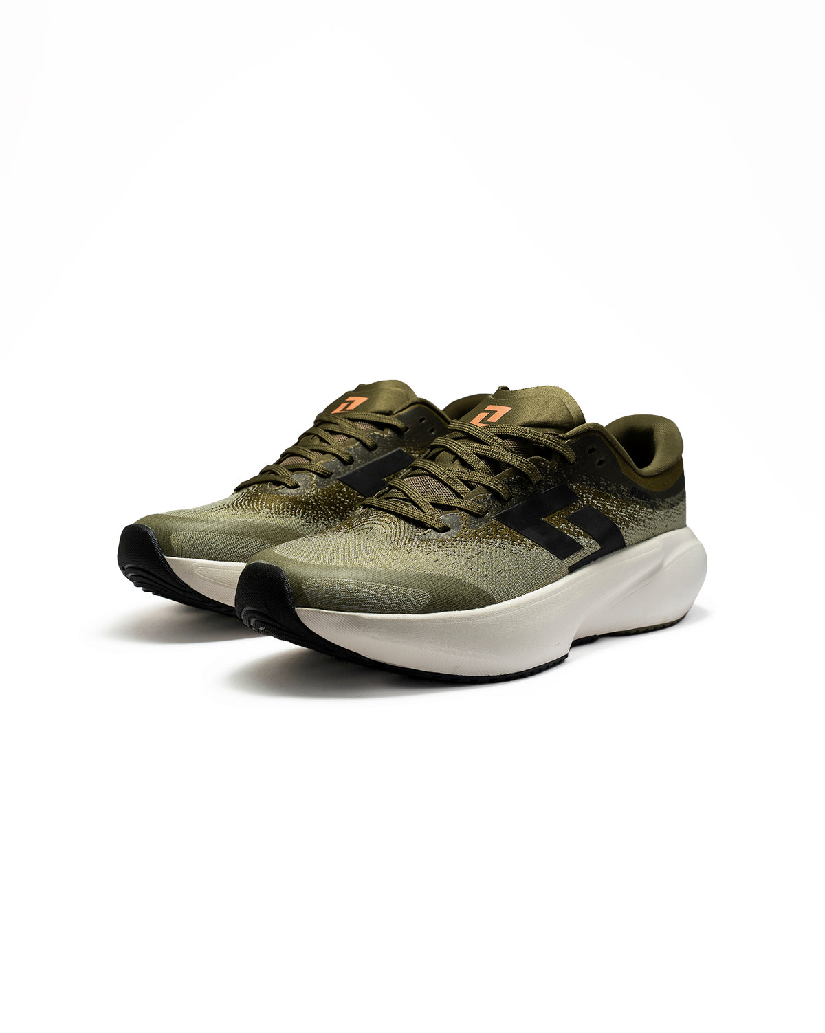 Tenis de running RunOff Orvit color verde oliva con detalles en crema para hombre vista frontal par completo.